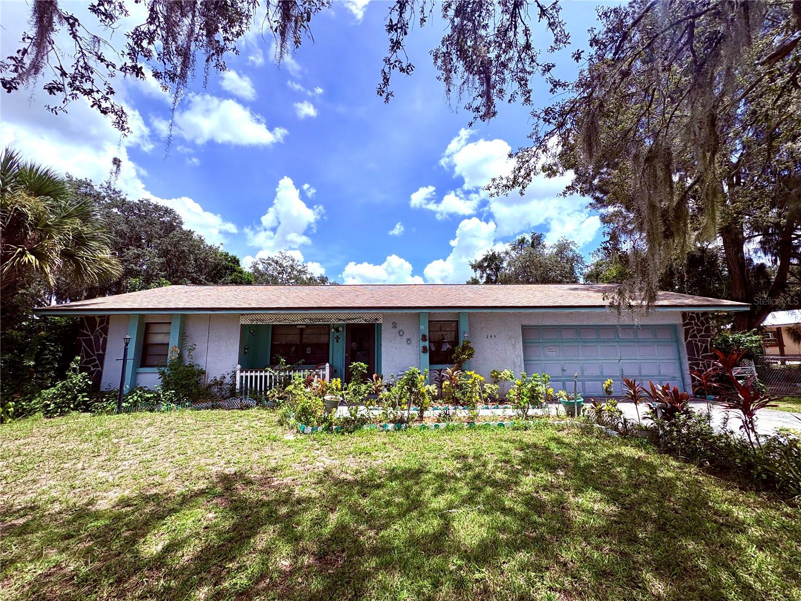This centrally located property comes with no HOA and is just 1 mile from both Downtown Davenport and the Community Center; providing easy access to shopping, dining, and a variety of local amenities.
