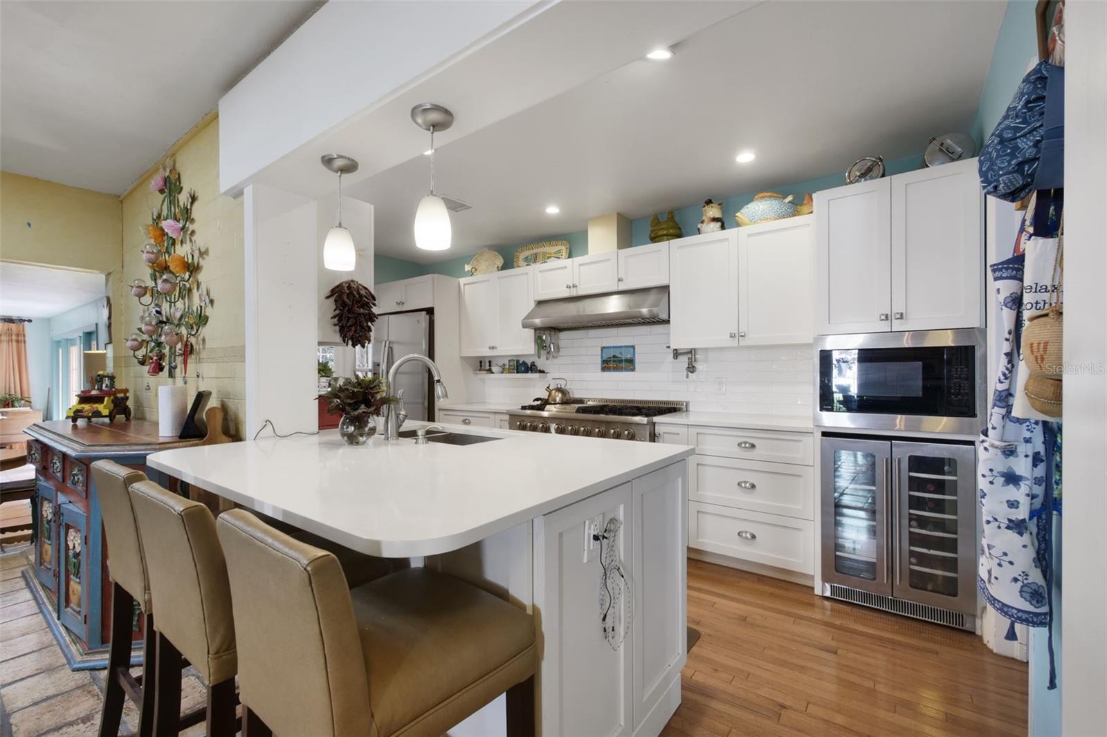 1121 SHOREWOOD DRIVE