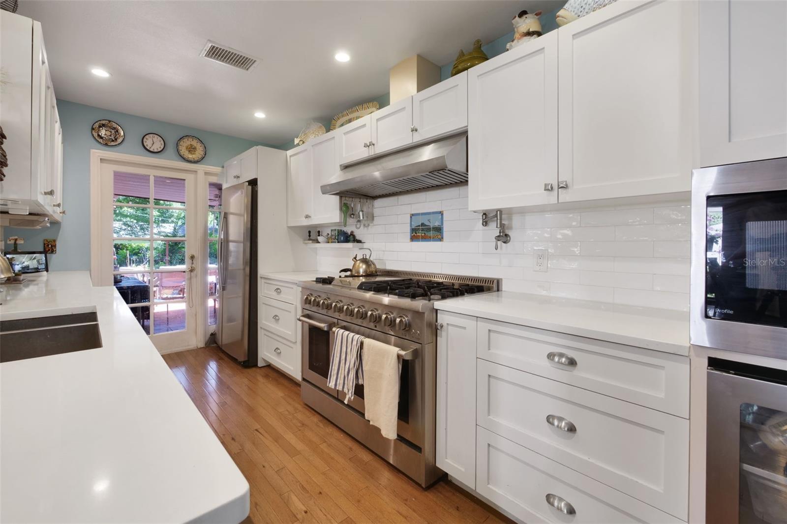 1121 SHOREWOOD DRIVE