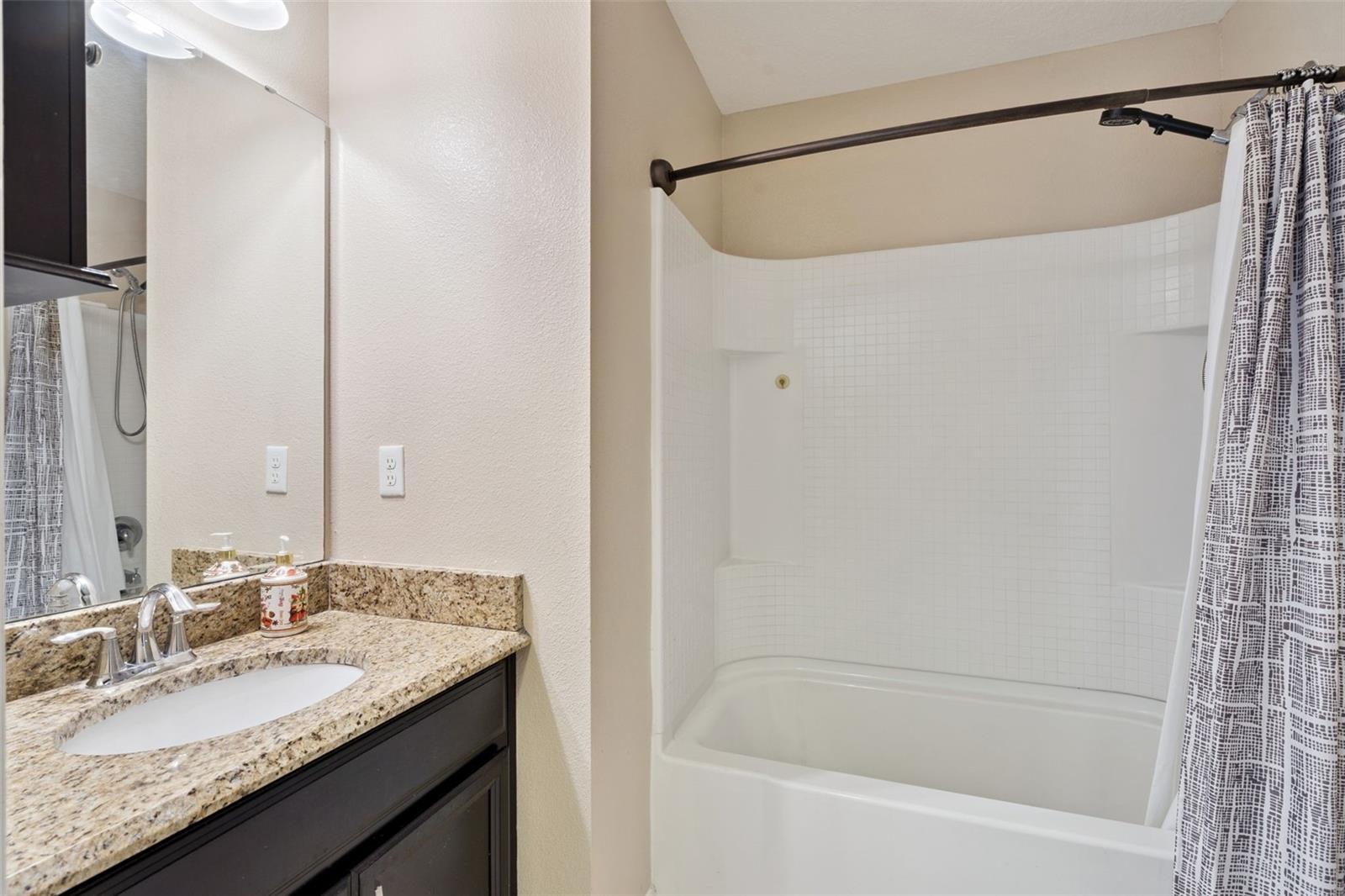 VILLAS/TUCKER OAKS - Residential