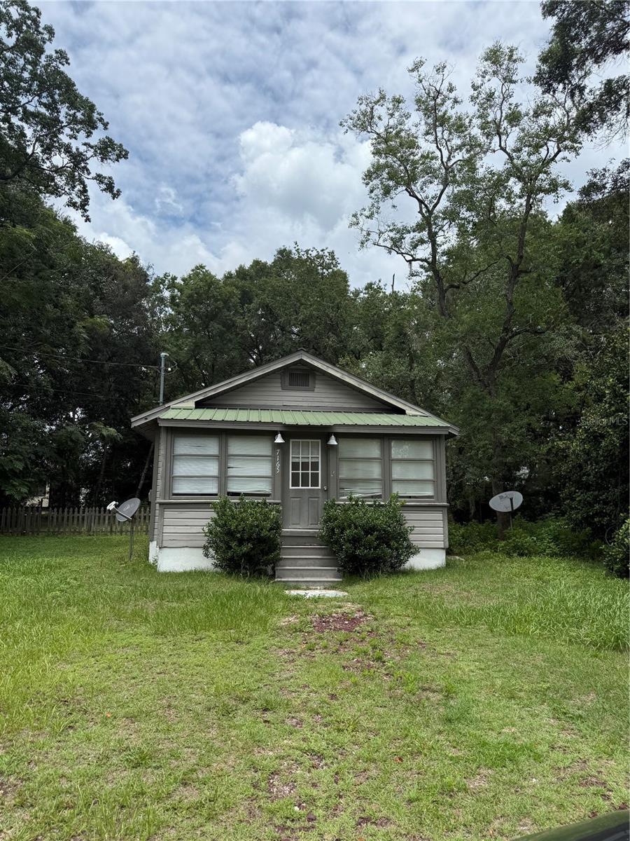 Cute and affordable 1 bedroom 1 bath conveniently located just off of HWY 441 for easy commuting to Ocala, Belleview, The Villages and more! Living room, kitchen, front and back porch plus a bonus room that can be an office/man cave/craft room/extra living space & a nice 1/4 acre yard