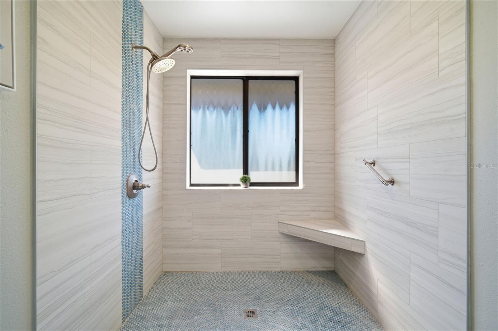 LINKS THE CONDO - Residential