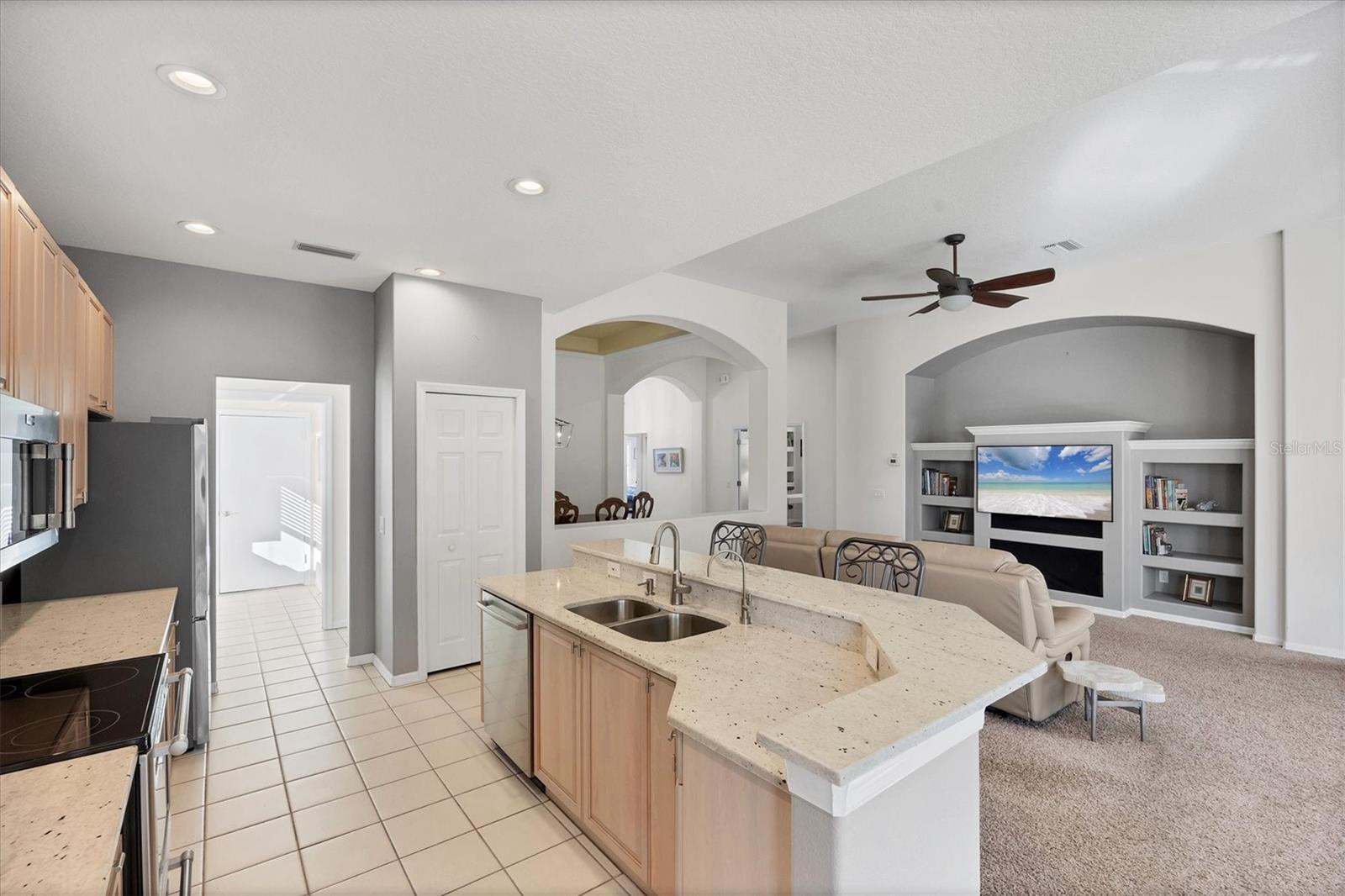 PELICAN POINTE GOLF & COUNTRY CLUB - Residential