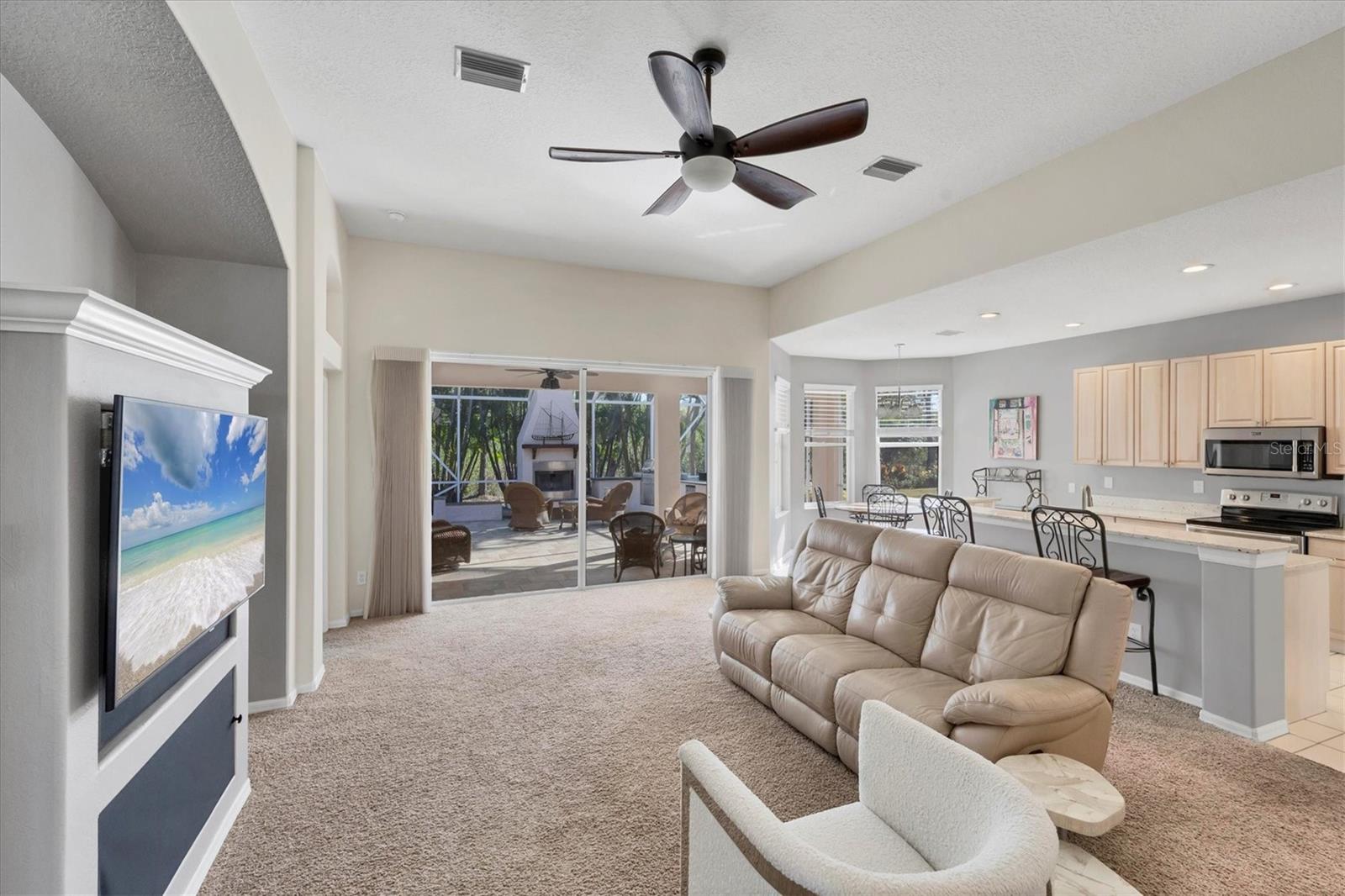 PELICAN POINTE GOLF & COUNTRY CLUB - Residential