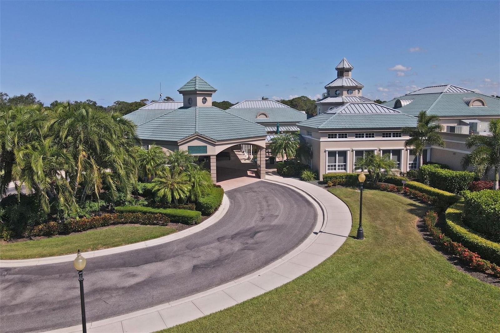 PELICAN POINTE GOLF & COUNTRY CLUB - Residential