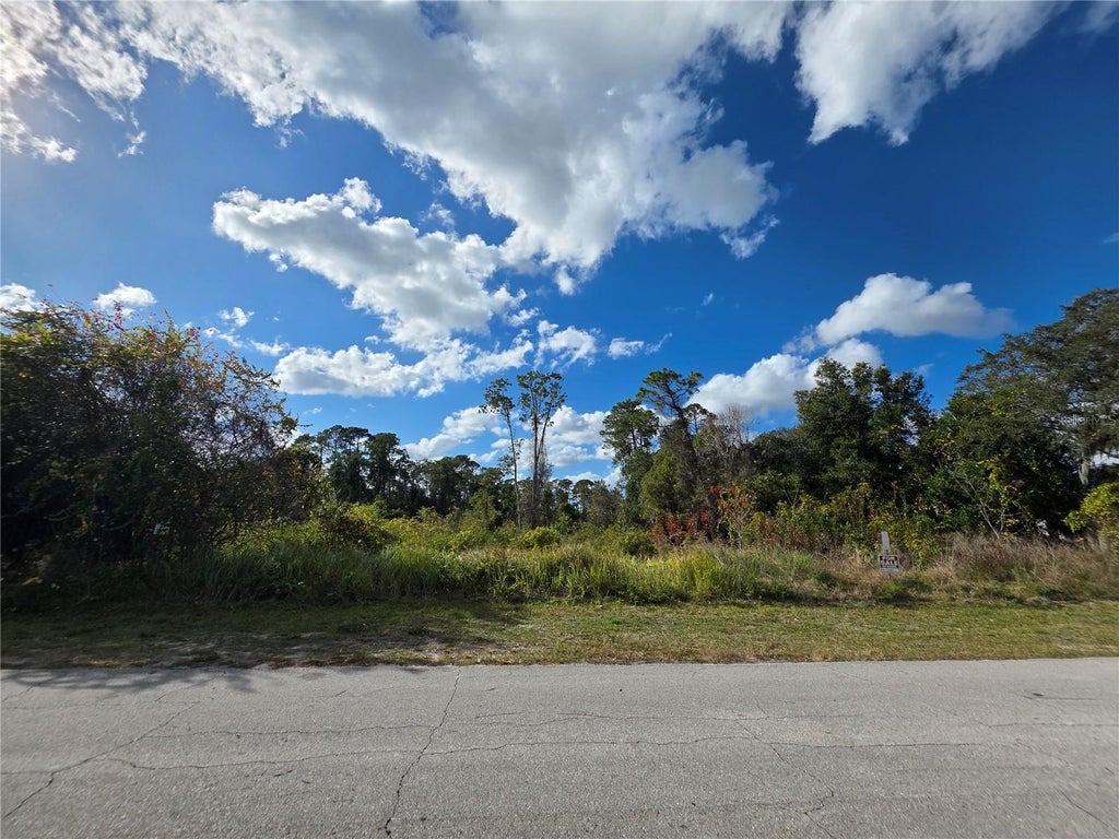 Photo of 520 W Kingway Drive, Deltona, FL 32725 (MLS # O6441318)
