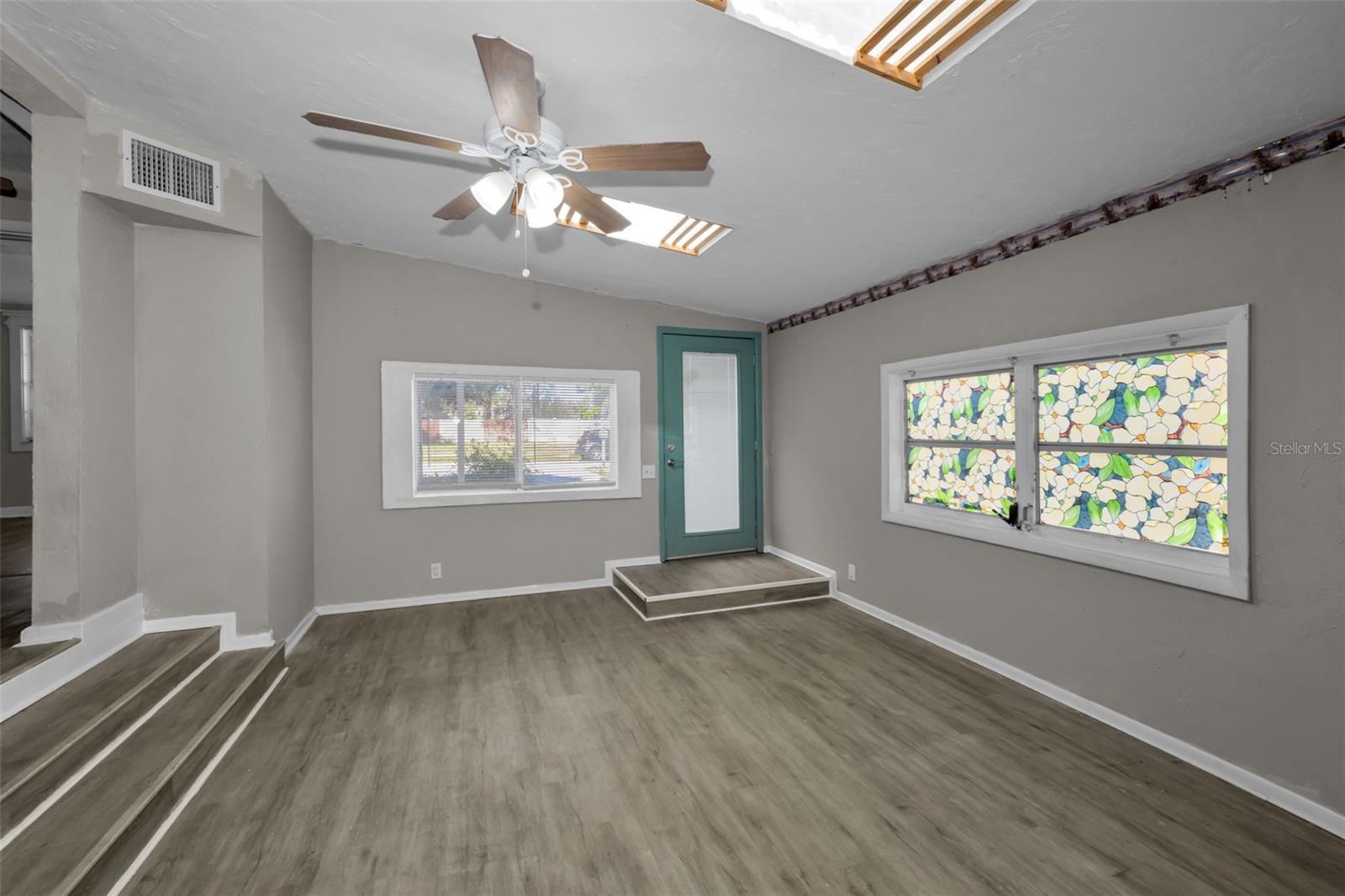 YOUNGS SUB DE LUXE - Residential