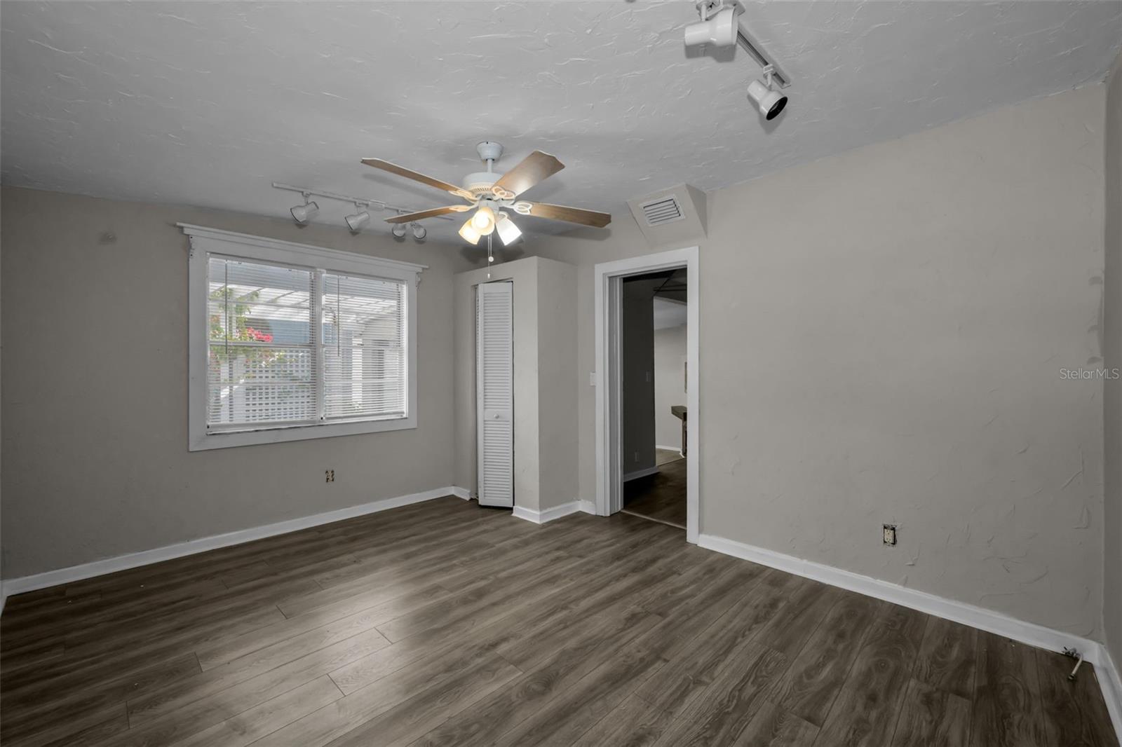 YOUNGS SUB DE LUXE - Residential