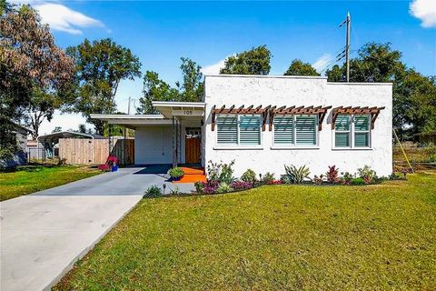 Photo of 105 W Golf Links Avenue, Eustis, FL 32726 (MLS # G5106857)