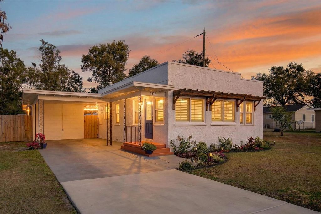 Photo of 105 W Golf Links Avenue, Eustis, FL 32726 (MLS # G5106857)