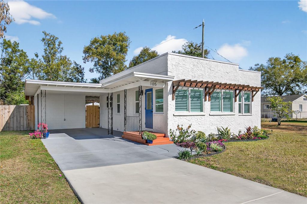 Photo of 105 W Golf Links Avenue, Eustis, FL 32726 (MLS # G5106857)