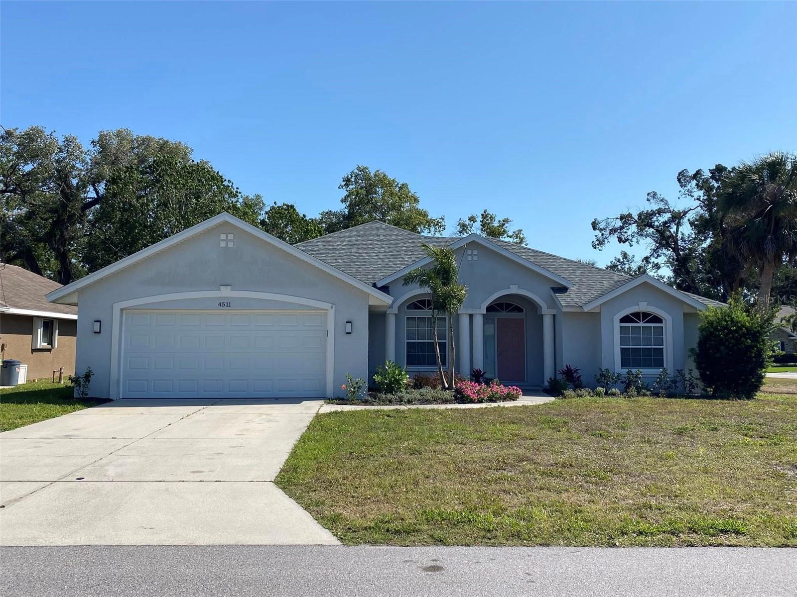 Here is a Great Rental located near Blake hospital and GT Bray park, Large private lot. No deed restrictions, Bring your toys. 3 bedrooms with 2 baths updated flooring, kitchen and bathroom. This one wont last long! Call for showing today