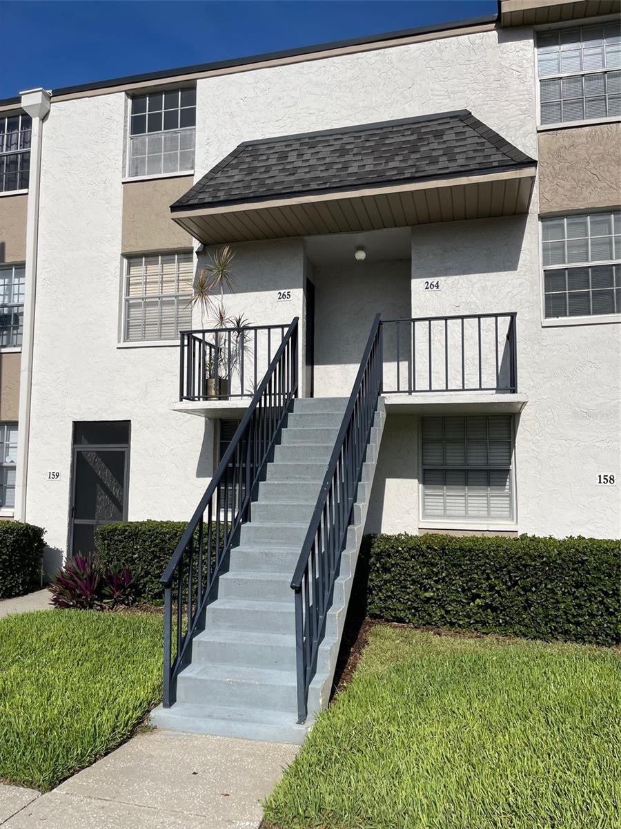 Well established Condo complex in the heart of Brandon located on HWY 60. across from shopping, close to hospital, mall , I-75 , restaurants , CVS and much more. This is a 2 story unit .