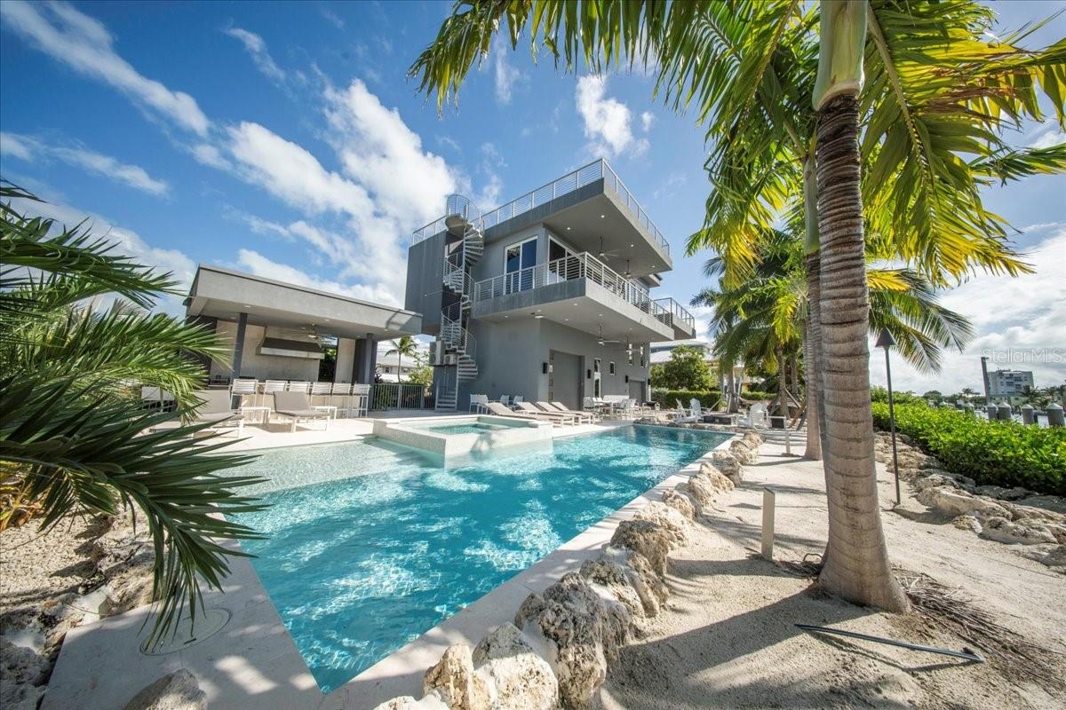 COCO PLUM BEACH - Residential