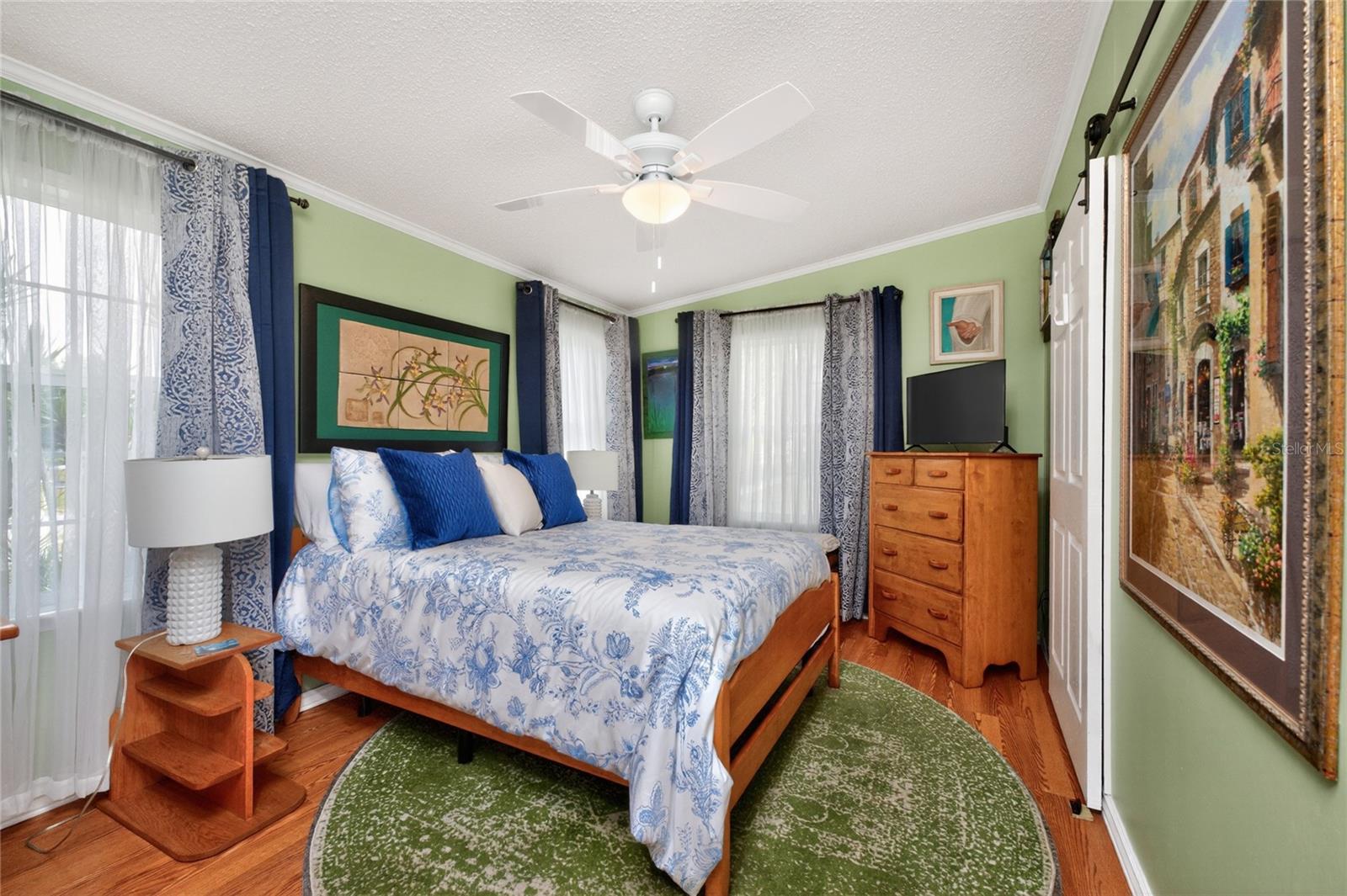 PINEAPPLE CENTRE - Residential