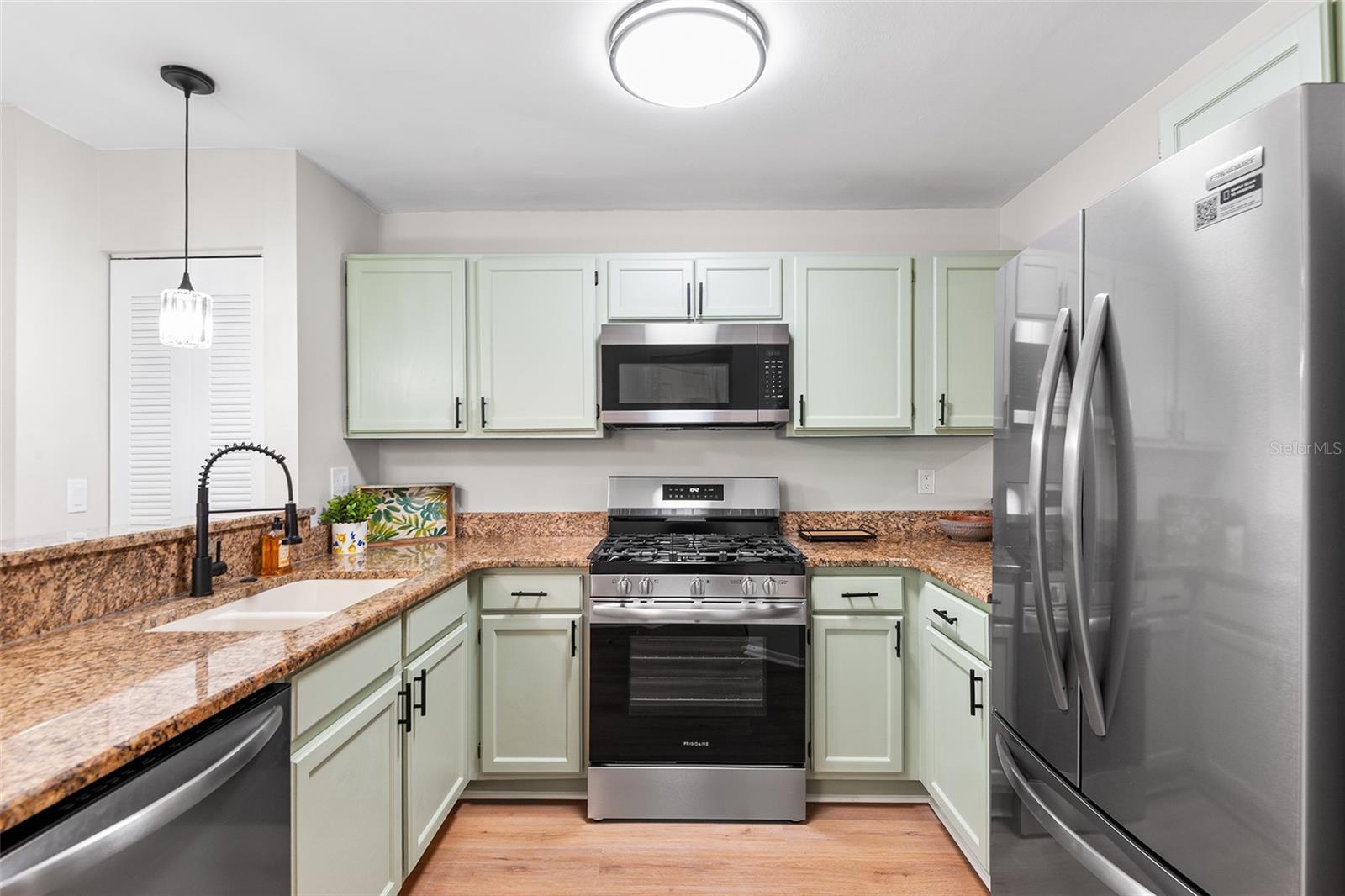 703 MAGNOLIA PLACE 703