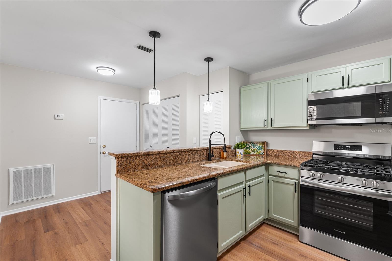 703 MAGNOLIA PLACE 703
