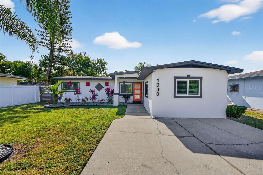 Photo of 1090 77th Avenue N, St Petersburg, FL 33702 (MLS # TB8452976)