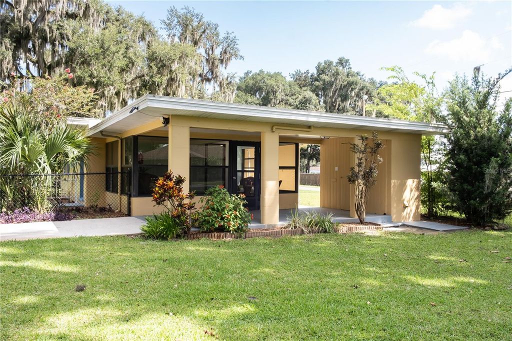 Photo of 951 Cr 453, Lake Panasoffkee, FL 33538 (MLS # O6353925)