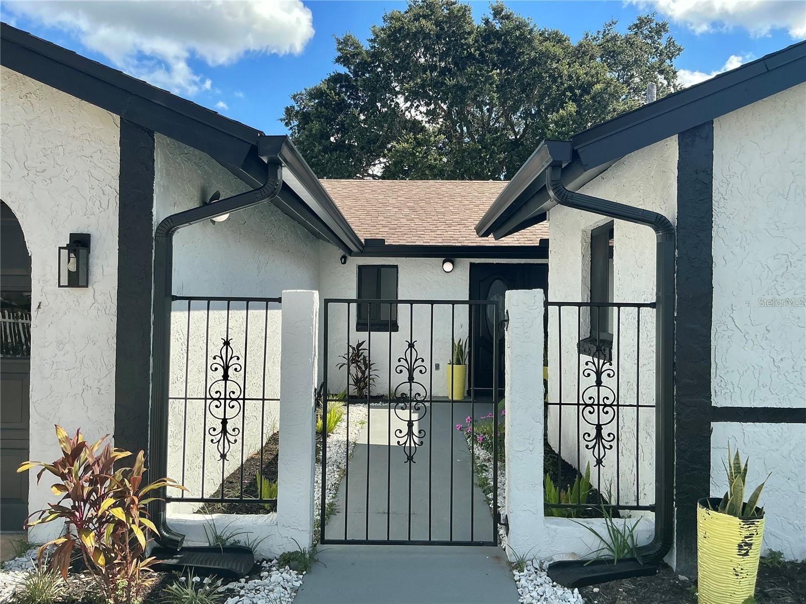 1052 MANCHESTER CIRCLE