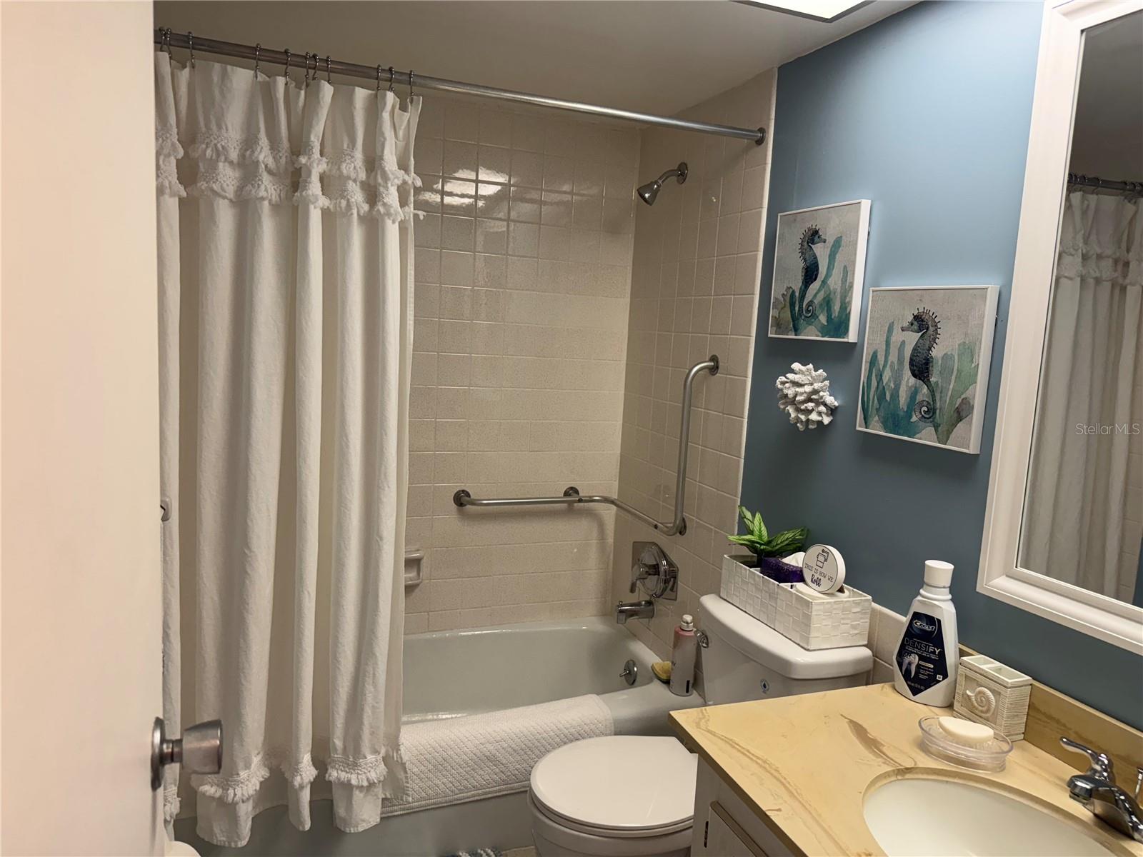 GATEWAY SQUARE APTS - Residential