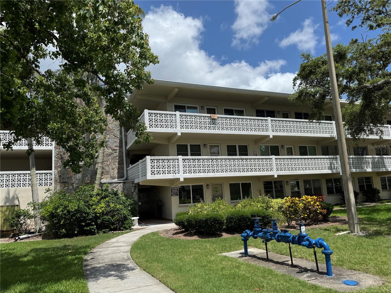 GATEWAY SQUARE APTS - Residential