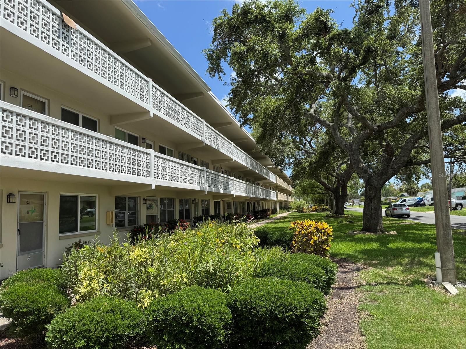 GATEWAY SQUARE APTS - Residential