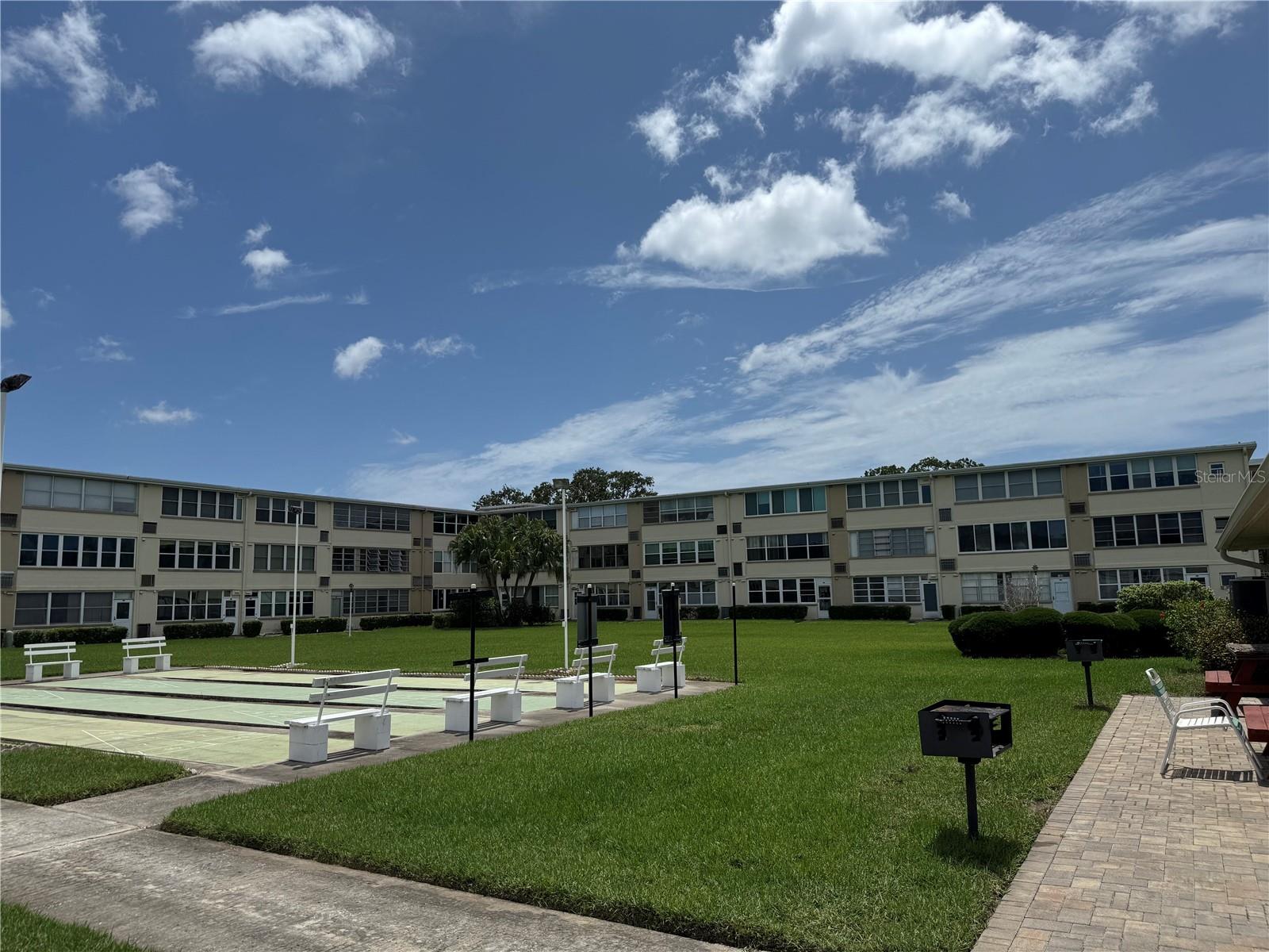 GATEWAY SQUARE APTS - Residential