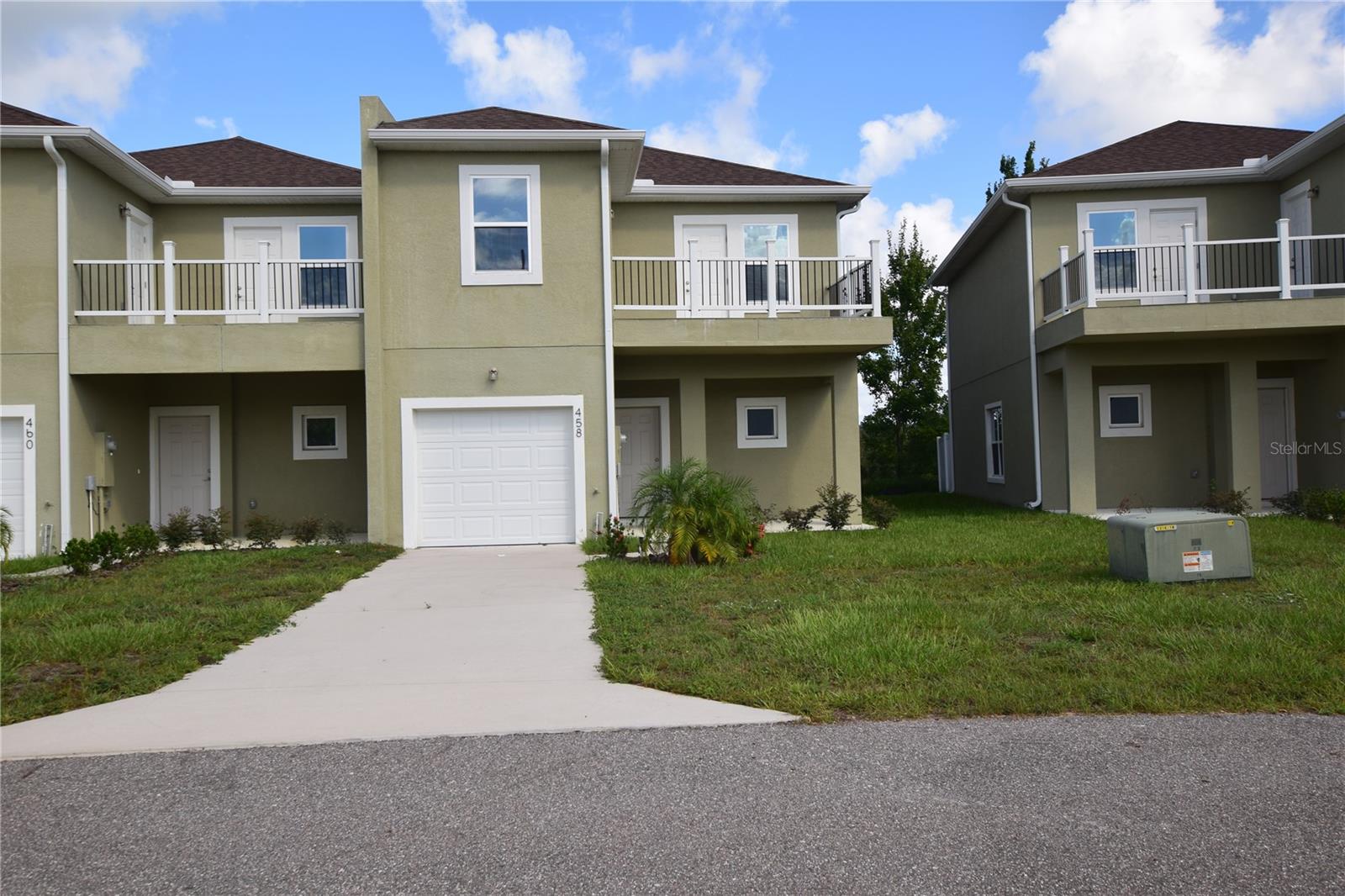 Beautiful 4 bedrooms/4 baths Townhouse For rent in Davenport, FL 33896 . This two story spacious open floor plan, spacious kitchen with granite counter tops.