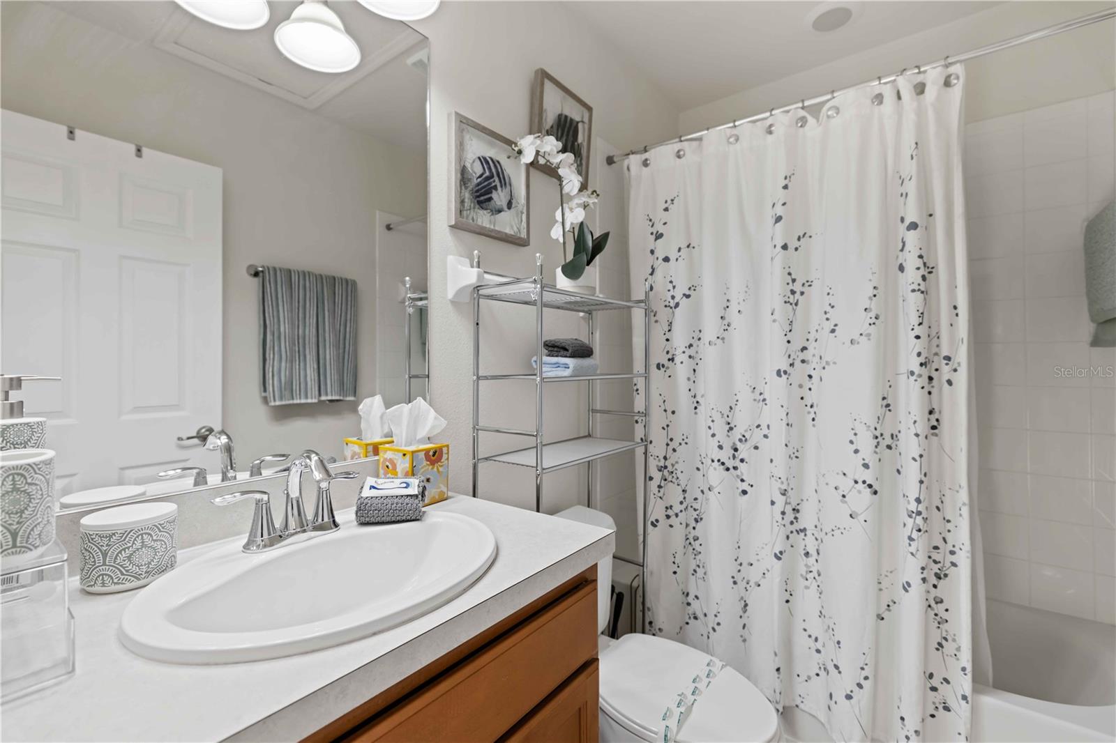 LAKESIDE VILLAGE TOWNHOME - Residential