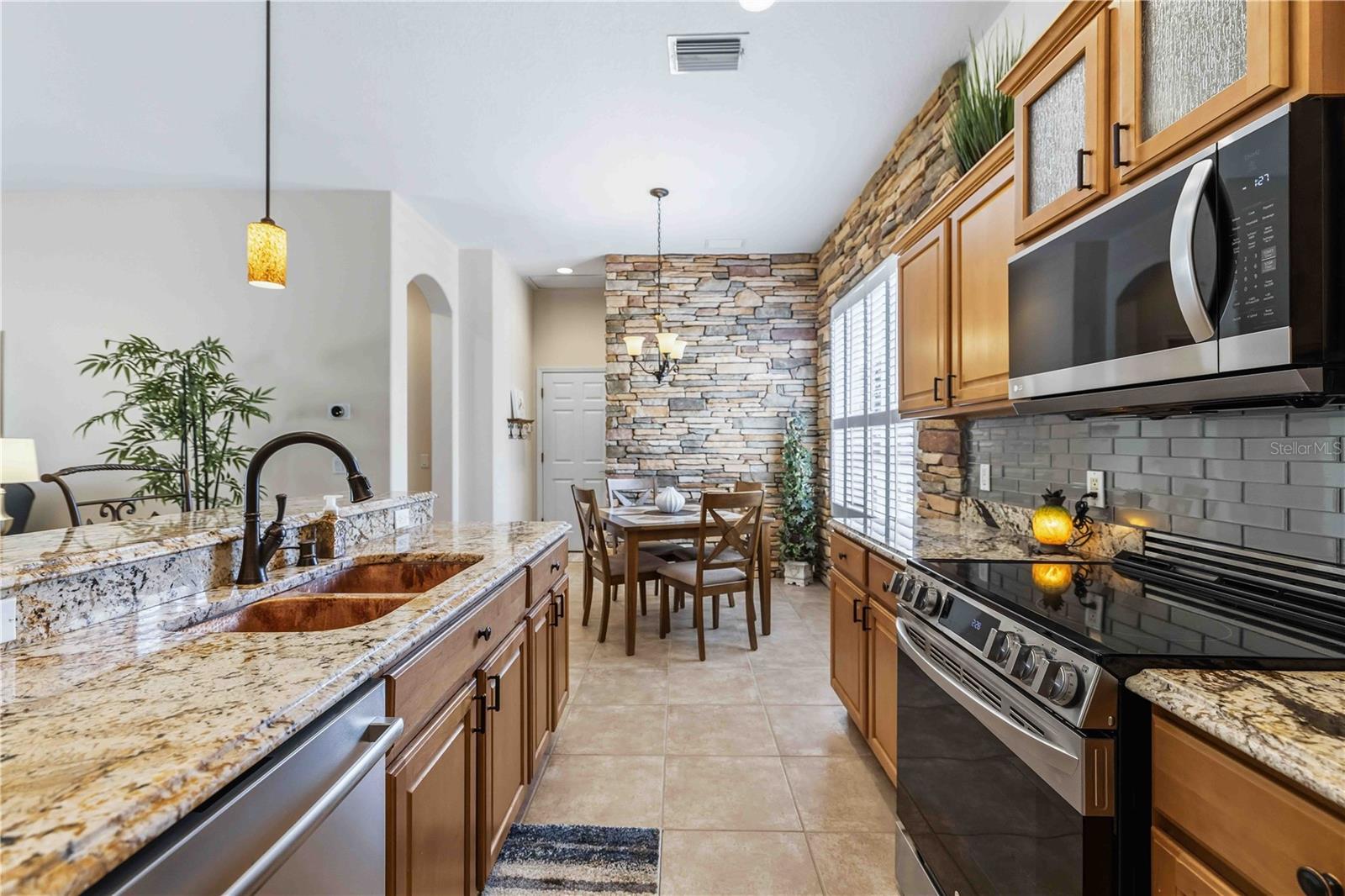 HAMPTON TERRACE AT UNIVERSITY PLACE - Residential