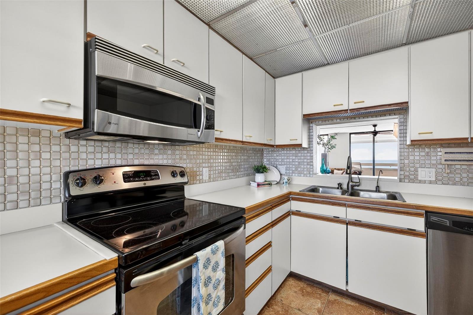 REDINGTON TOWERS 1 CONDO - Residential