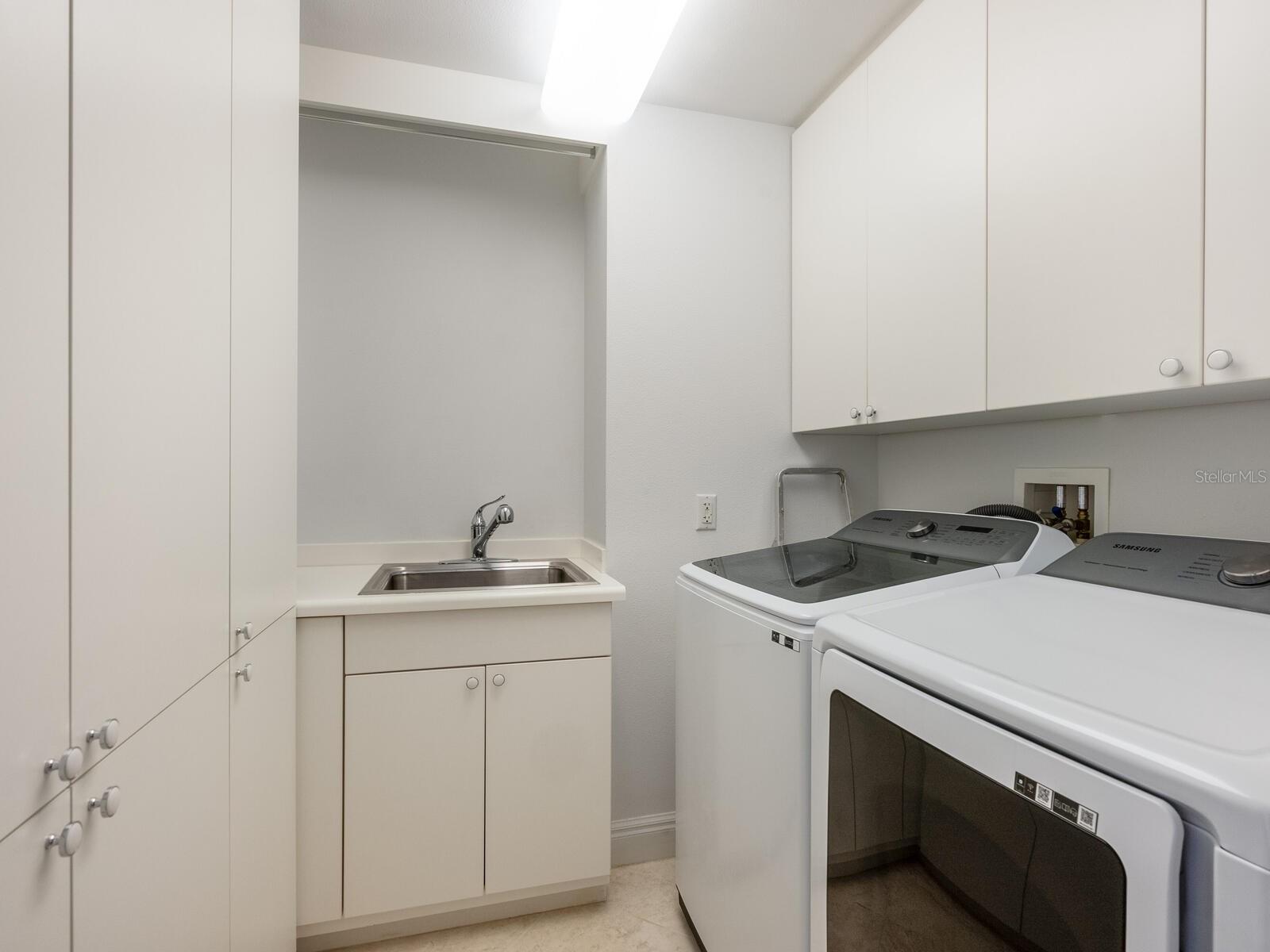 PLAZA AT 05 POINTS RESIDENCES - Residential