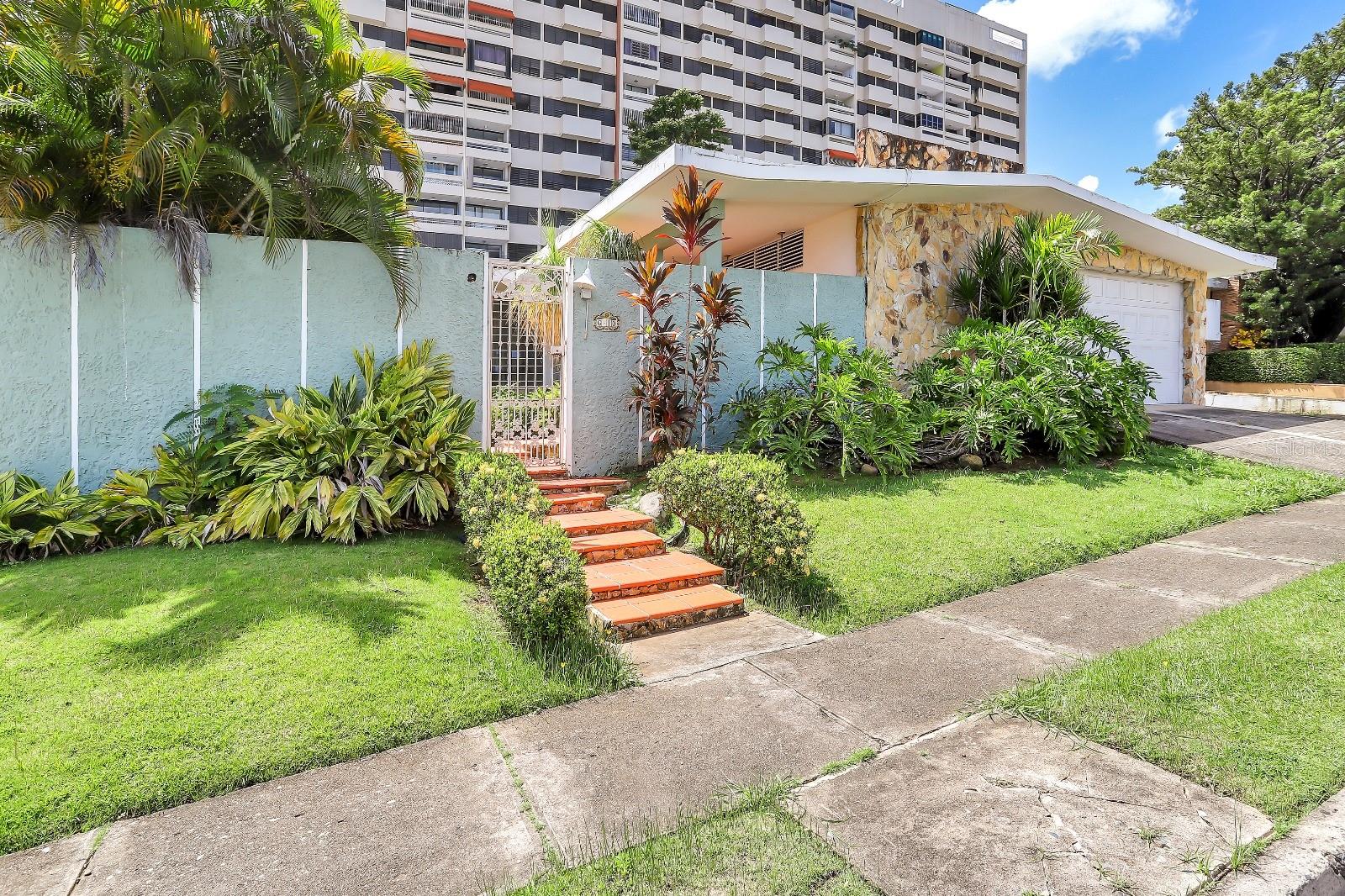 Spacious residence with pleasant curb appeal, waiting for the next family that will enjoy living in one of the most exclusive gated communities in Guaynabo. Centrically located near shopping centers, private schools, and less than two miles from Ft. Buchanan. Copious natural light and cross ventilation. Three large bedrooms, two of which share a Jack & Jill bathroom for a total of 2.5 interior baths. Convenient and well lit home office. Master bedroom comes with walk-in-closet and bathroom ready to be detailed to your liking. Features 2,829 sq.ft interior in a highly sought out one story style. 861 sq.m flat plot including swimming pool, outdoor full bath, wood terrace and two car garage. Comfortable layout and space to make your own! Needs renovation.
