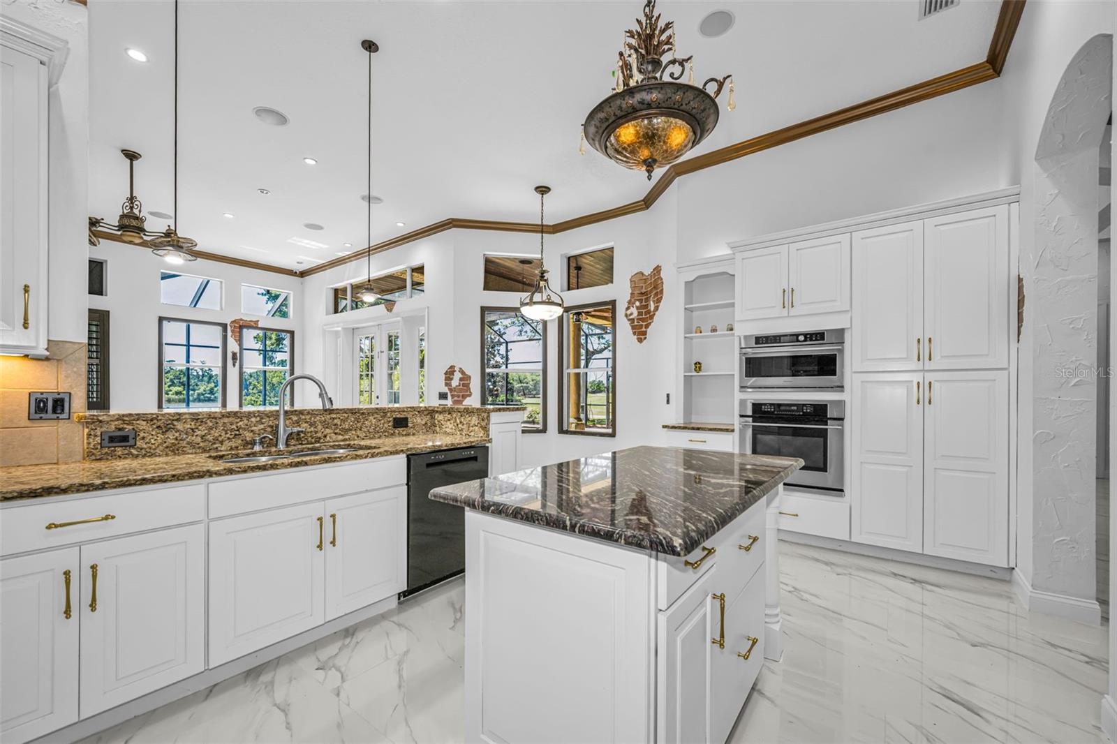 CHAMPIONS CLUB - Residential