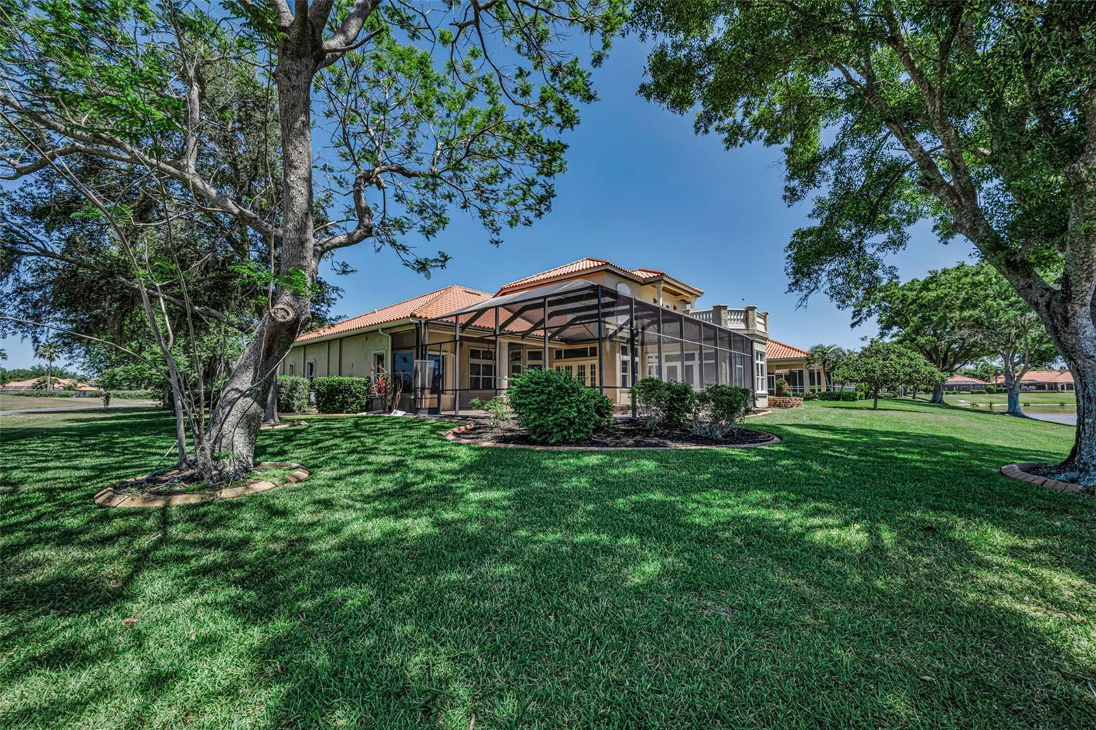 CHAMPIONS CLUB - Residential