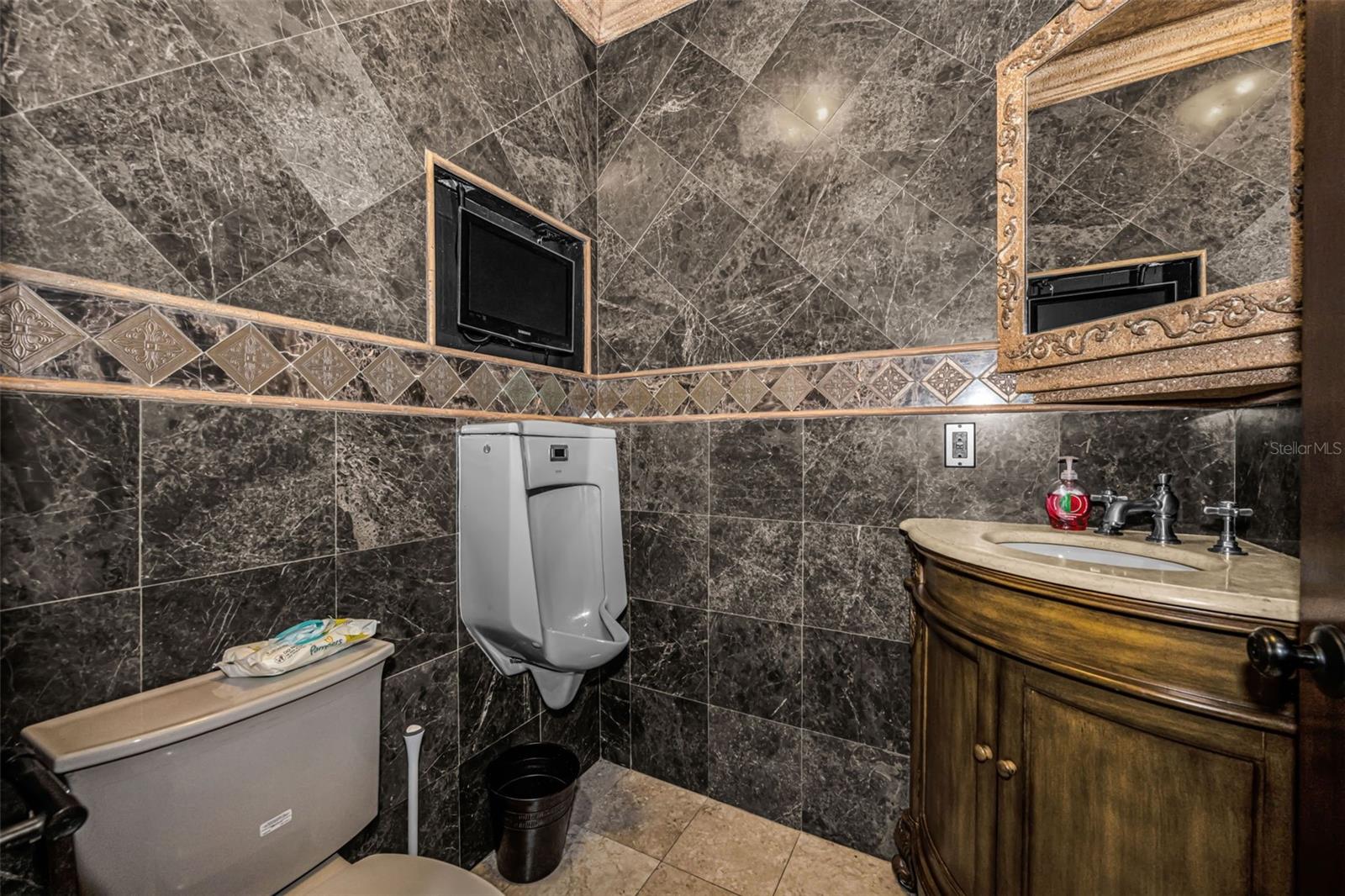 CHAMPIONS CLUB - Residential