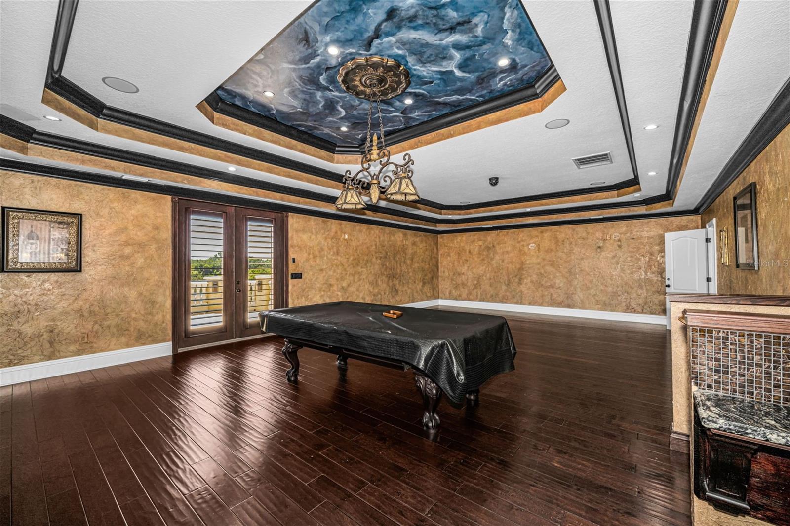 CHAMPIONS CLUB - Residential