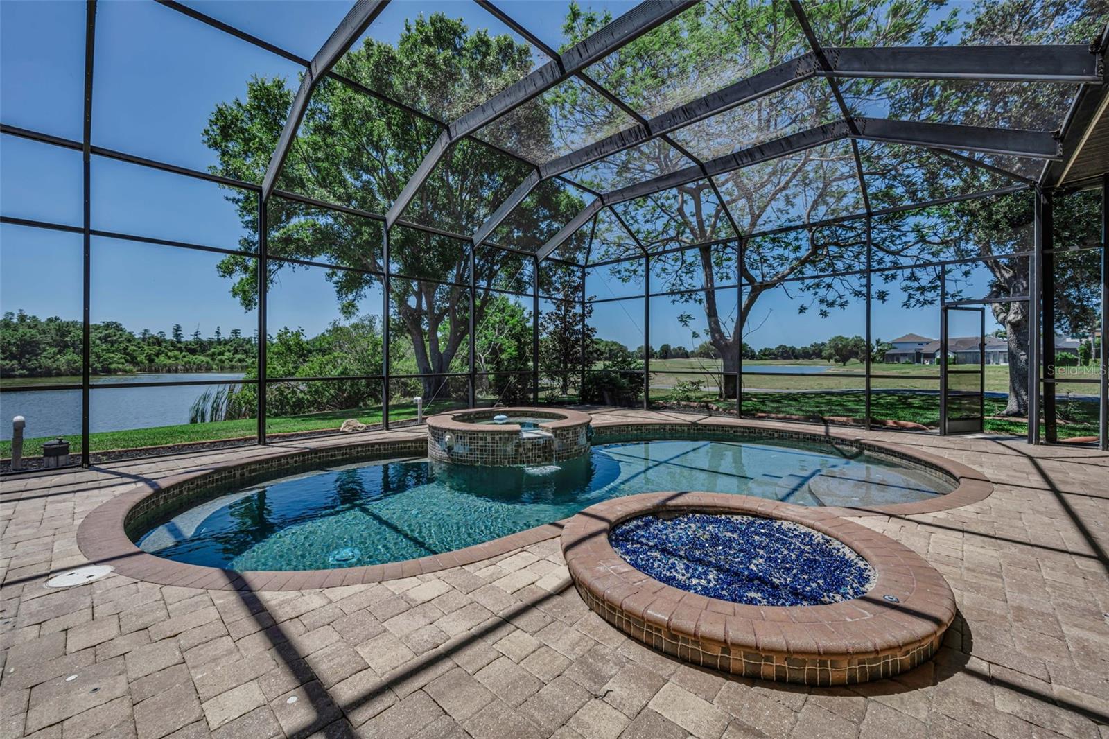 CHAMPIONS CLUB - Residential