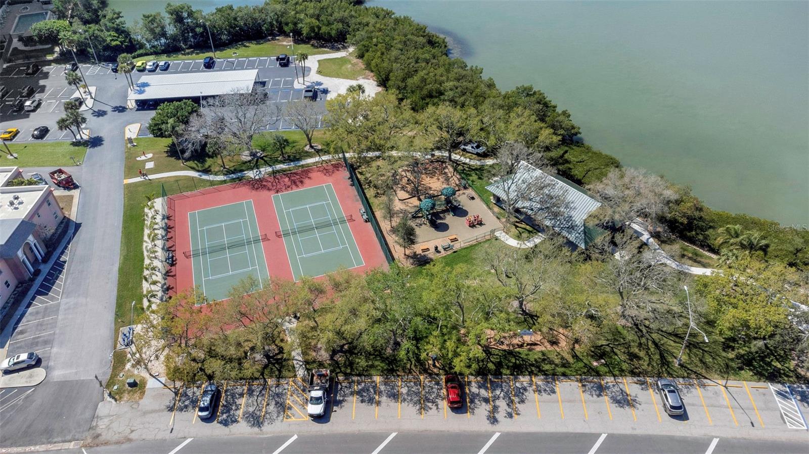 LES CHATEAUX CONDO - Residential