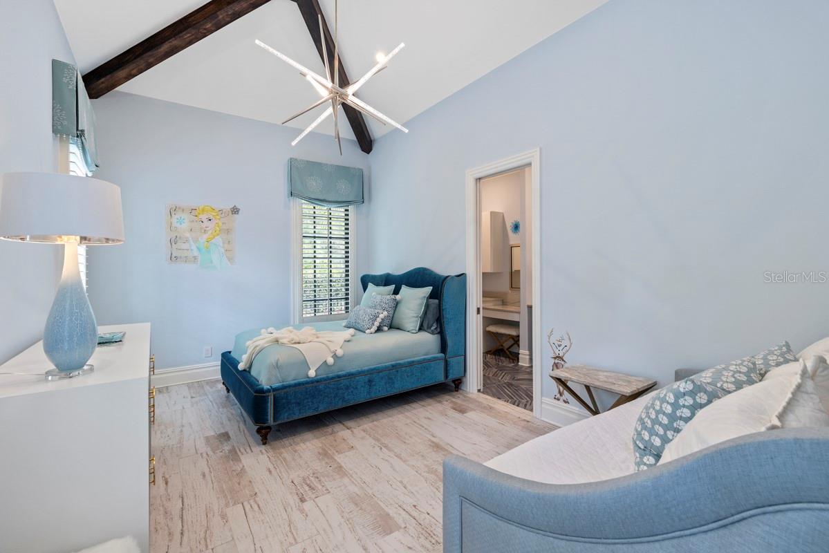 GOLDEN OAK - Residential