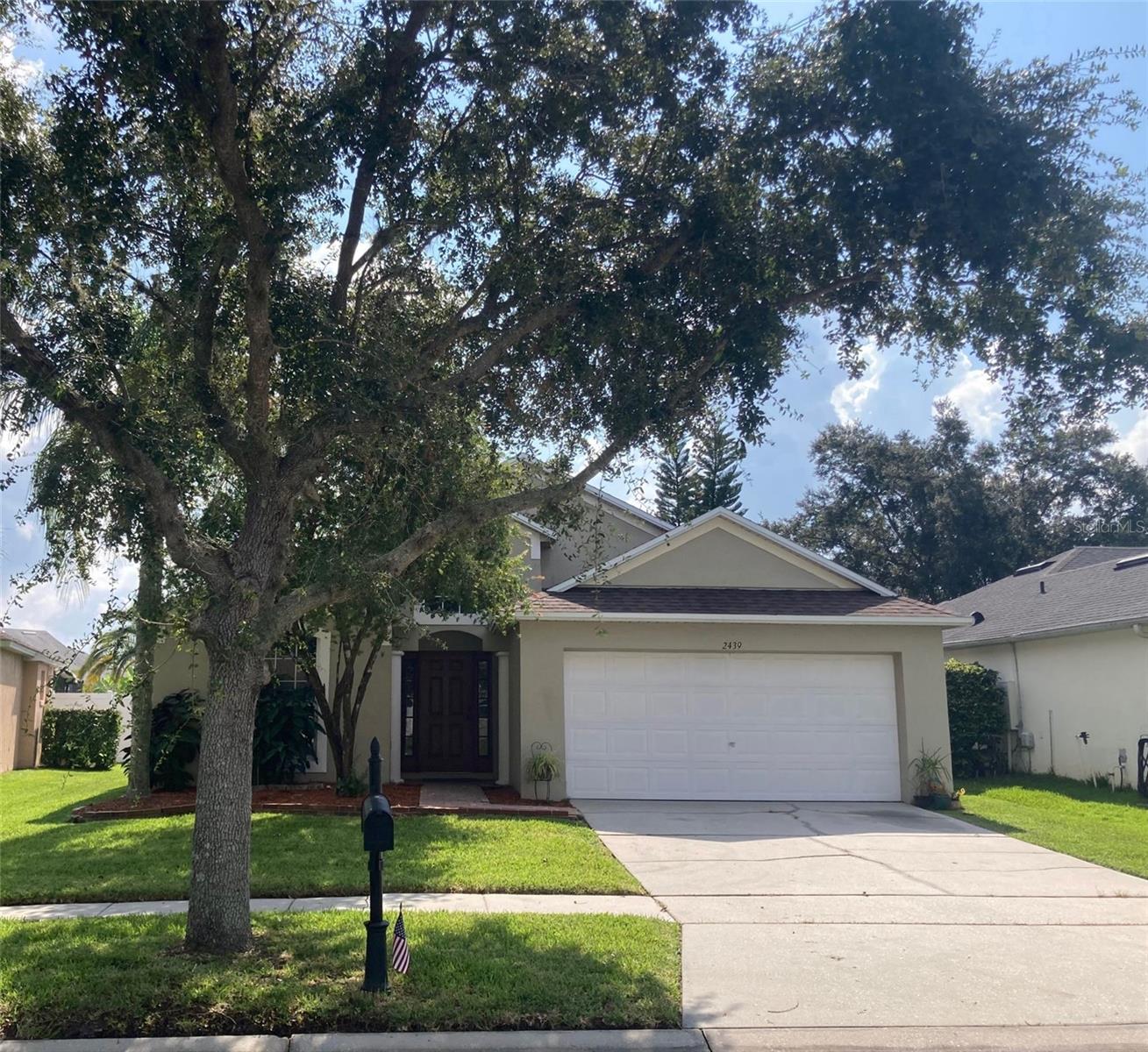 Move-in ready! Remodeled 3BR/2BA (1,614 sq. ft.) in guard-gated Stoneybrook East. Top rated schools. Features high ceilings, skylights, remodeled kitchen w/ brand-new stainless appliances, quartz countertops, remodeled baths, smart lights + new 2025 roof. Resort amenities: golf, pool, tennis, fitness, playgrounds, and top-rated schools. $2,750/month – available now!
1,614 sq. ft • 3 Bedrooms • 2 Bathrooms • Guard-Gated Community
Step inside this stunning single-family home, showcasing character and modern upgrades throughout, in the highly coveted, guard-gated community of Stoneybrook East with top rated schools. Featuring unique brick design accents, soaring high ceilings, and skylights that fill the living room with natural light, this home offers both warmth and style. With a fully remodeled kitchen and updated bathrooms you’ll enjoy modern comfort while having resort-style amenities just outside your door.
Home Features
• 3 bedrooms / 2 bathrooms
• 1,614 sq. ft. of living space
• High ceilings and open layout with abundant natural light
• Fully remodeled kitchen: brand-new stainless steel appliances, quartz countertops, breakfast bar, pull-out trash system
• Remodeled bathrooms with modern finishes
• Brand-new roof (2025)
• Skylights in living room
• Smart lights in kitchen
• Unique brick accent details and archways
• Tile flooring throughout for easy care
Community Amenities (Stoneybrook East)
• 24/7 guard-gated security
• Championship golf course
• Resort-style community pool
• Tennis courts & fitness center
• Playgrounds and walking paths
• Top-rated schools nearby
Lease Details
• Rent: $2750/month
• Deposit: First & last month’s rent required
• Lease term: 12 months
• Availability: Immediately upon Approval of HOA/Landlord
• Pets: No
• Parking: 2-car Garage