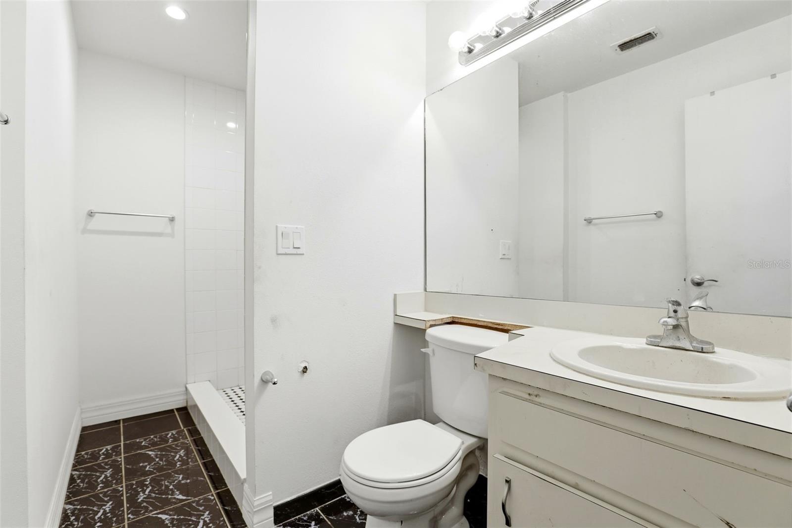 LAKEVIEW VILLAGE CONDO 09 - Residential