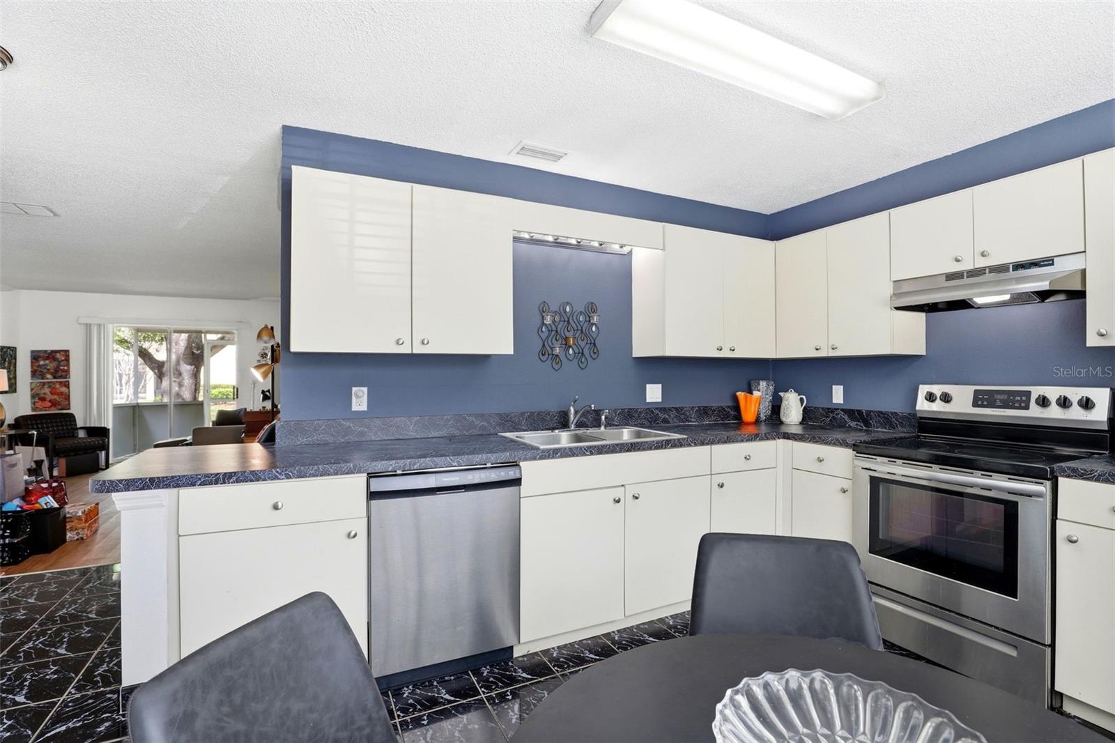 LAKEVIEW VILLAGE CONDO 09 - Residential