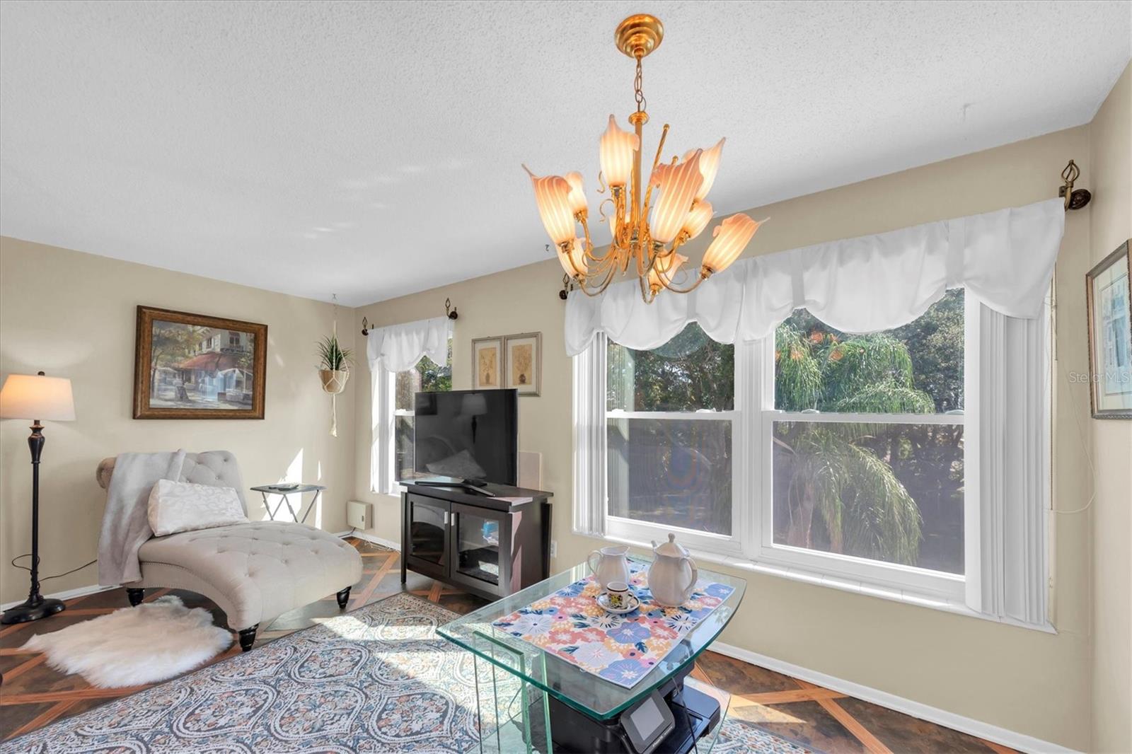 ON TOP OF THE WORLD - Residential Lease