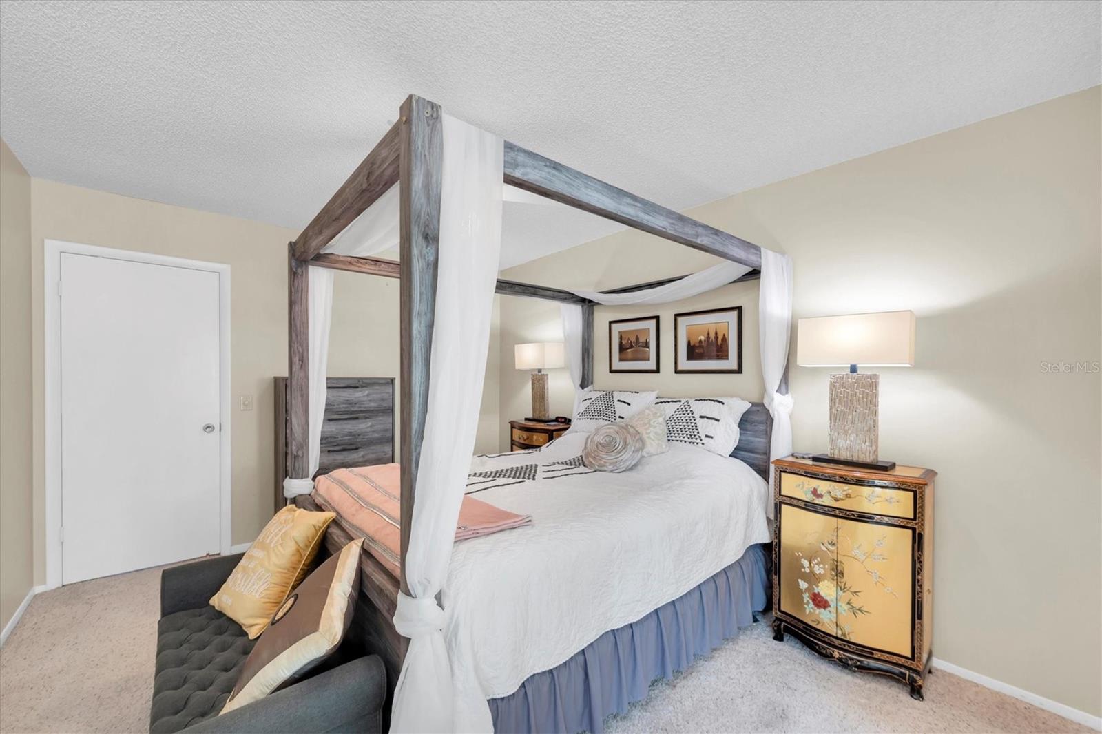 ON TOP OF THE WORLD - Residential Lease