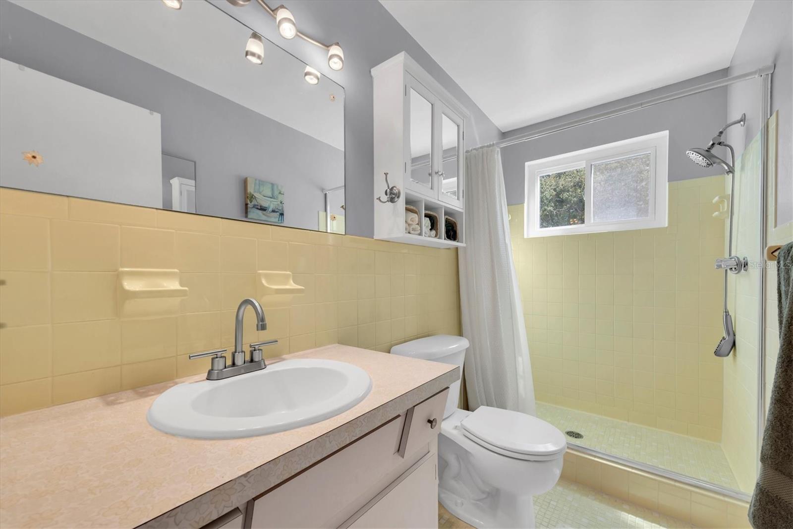 ON TOP OF THE WORLD - Residential Lease