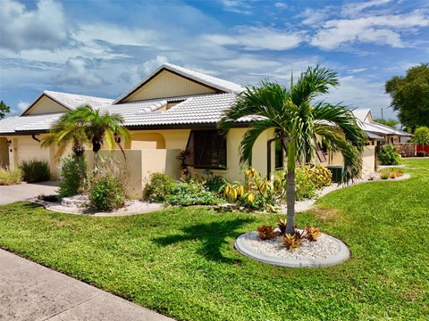 Photo of 44 Sandstone Circle, Venice, FL 34293 (MLS # A4701377)