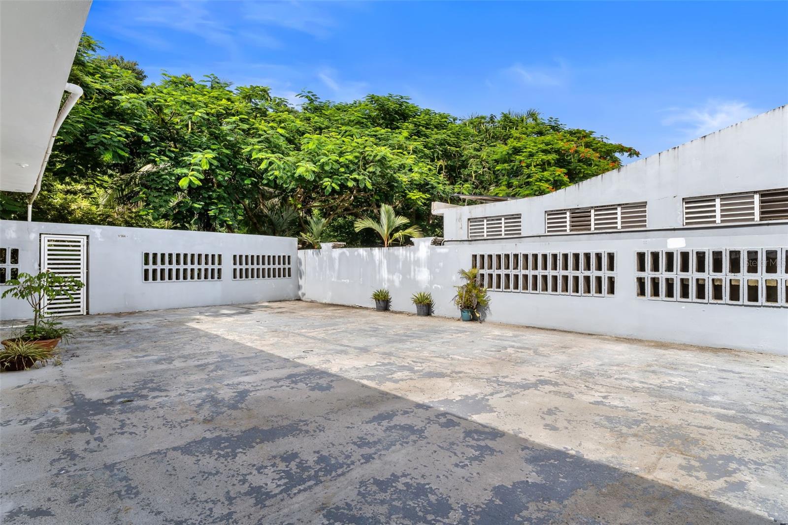 LOS COLOBOS PARK - Residential