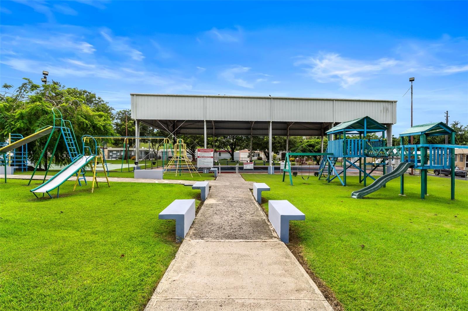 LOS COLOBOS PARK - Residential